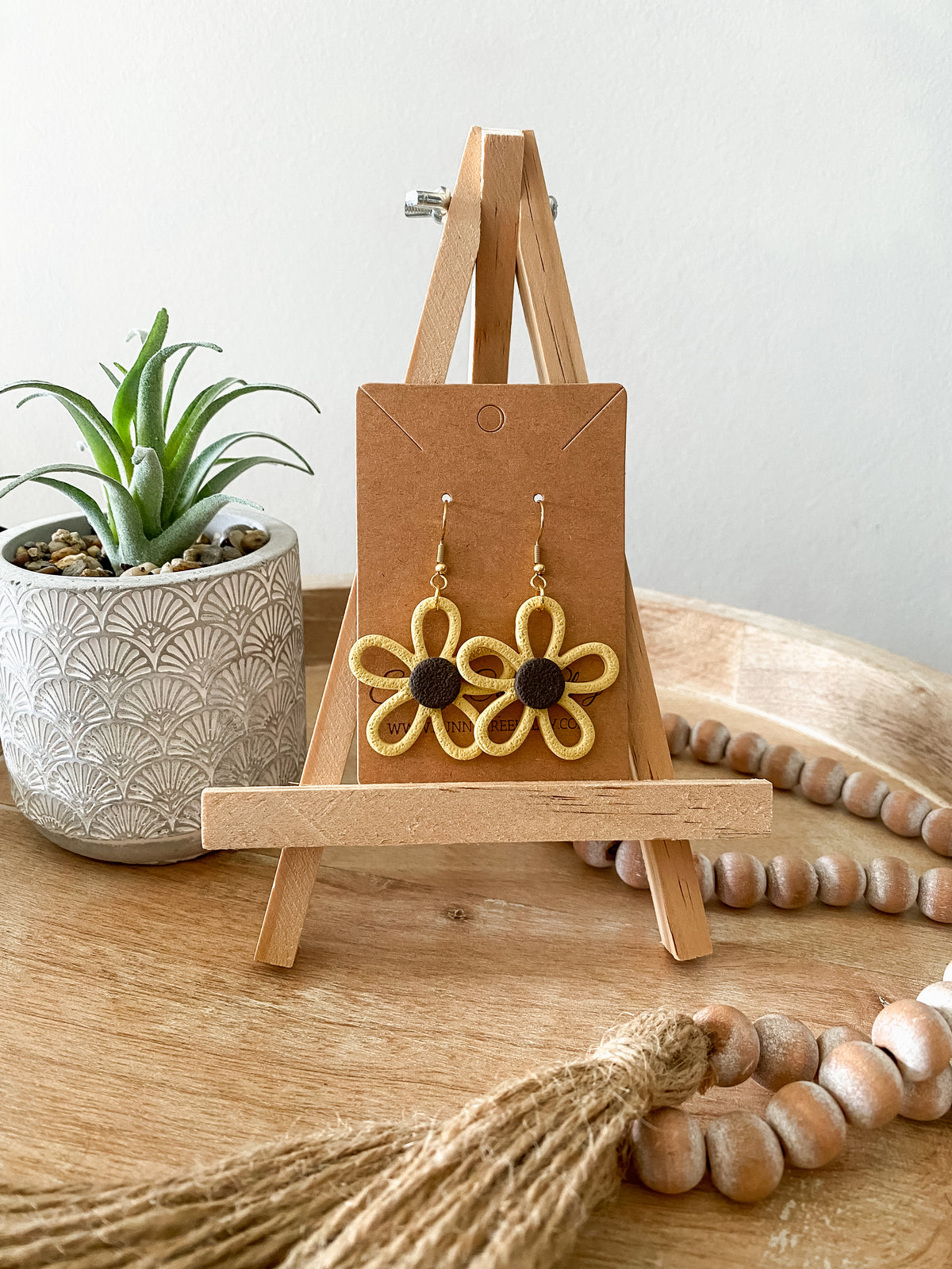 Daisy handmade polymer clay earrings (two colors available)
