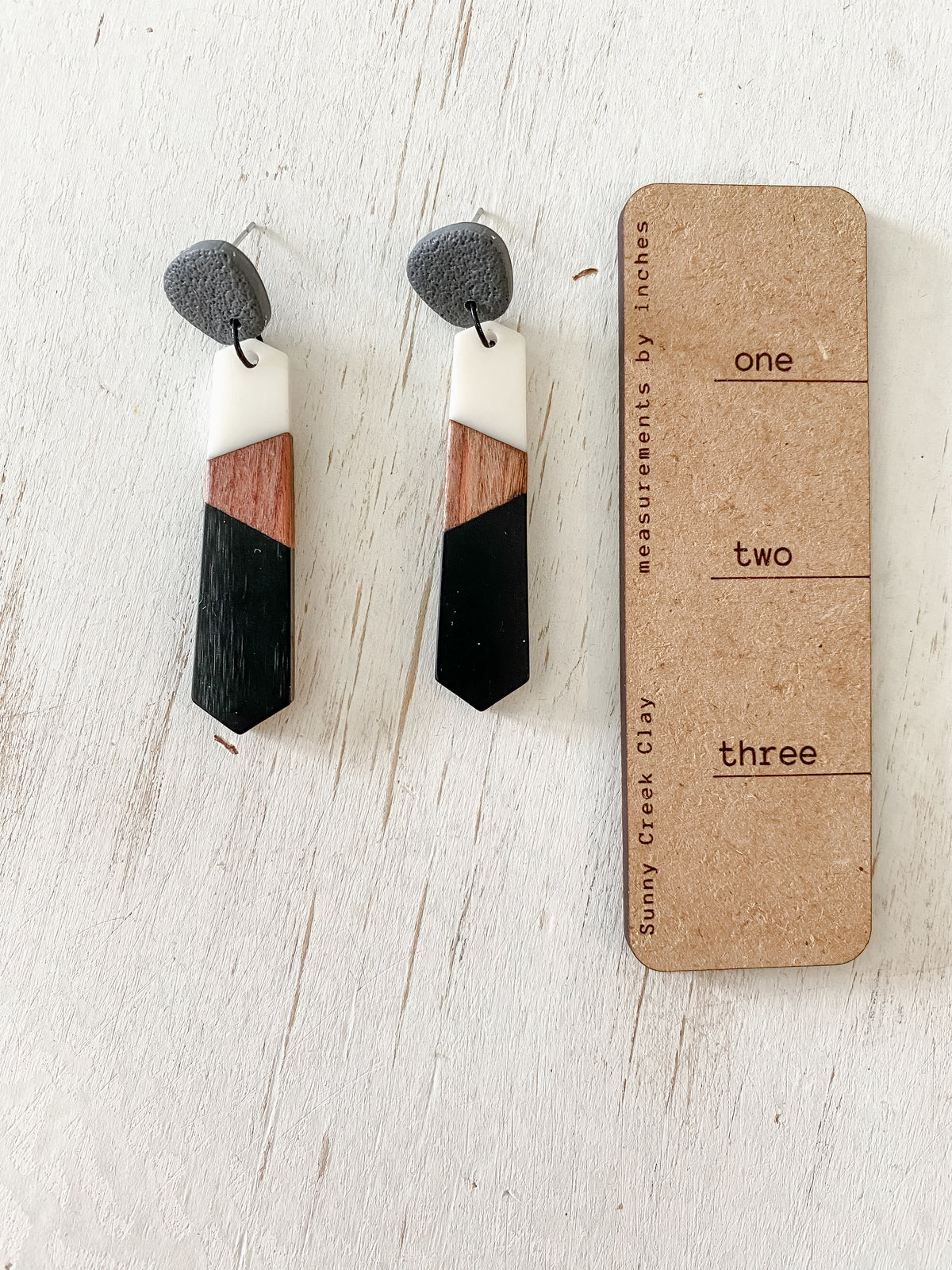 Black & white resin thin dangle earrings