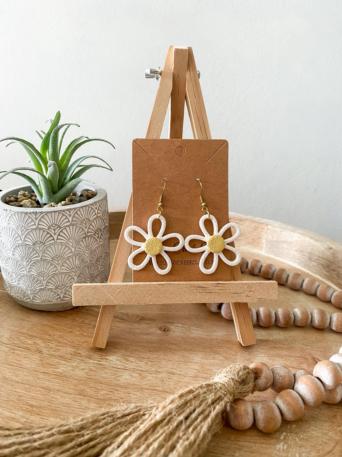Daisy handmade polymer clay earrings (two colors available)