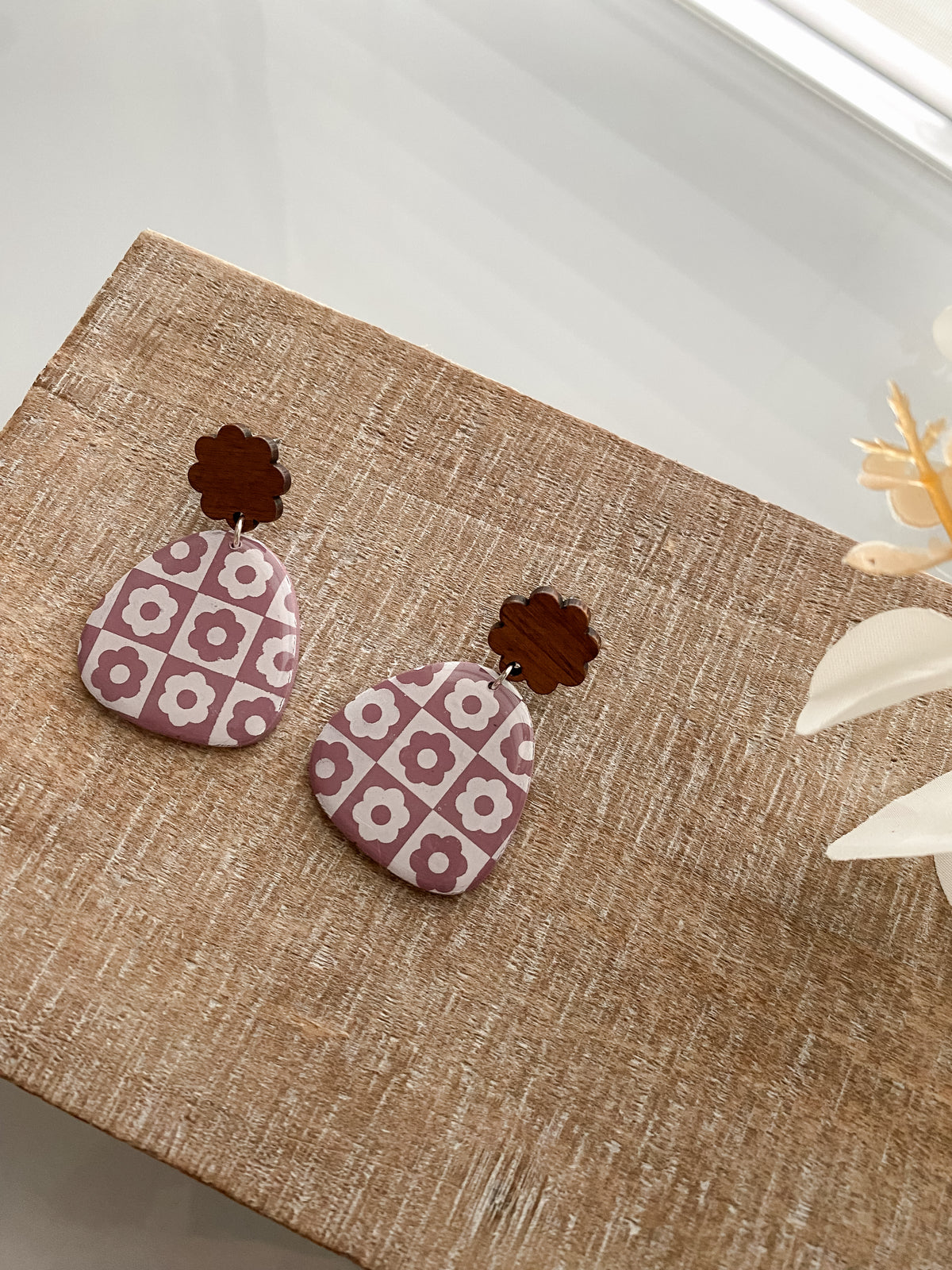 Mauve checkered flower earrings collection